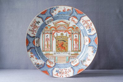 Een grote Chinese rose-Imari schotel met het wapen van Nederland, Kangxi/Yongzheng