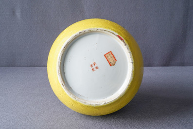 Un vase en porcelaine de Chine en jaune monochrome &agrave; d&eacute;cor incis&eacute;, marque Zai Fu Tang Zhi, 19&egrave;me