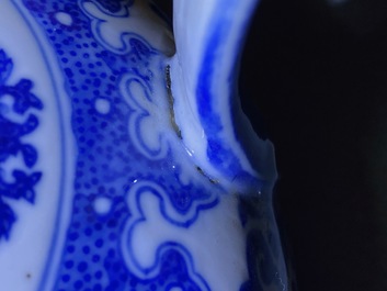 Een Chinese blauw-witte twee-orige kan met lotusslingers, Qianlong merk, 19/20e eeuw