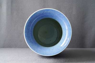 Un vase en porcelaine de Chine bleu monochrome, 19&egrave;me