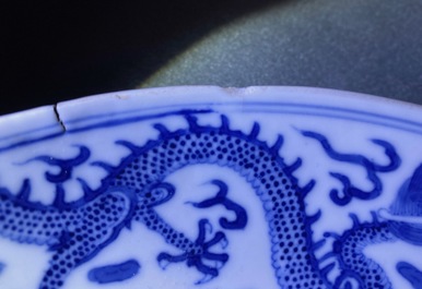 Een paar Chinese blauw-witte 'draken' schotels, Kangxi merk, Guangxu