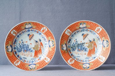 Een paar Chinese Imari-stijl borden naar Cornelis Pronk, 'De parasoldames', Qianlong