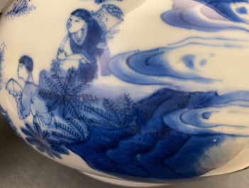 Een Chinese blauw-witte flesvormige vaas met figuratief decor, Transitie periode