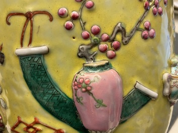 Een paar Chinese famille rose vazen met reli&euml;fdecor op gele fondkleur, 19e eeuw