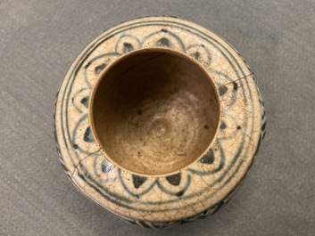 Four Annamese blue and white vases and a dish, Vietnam, 14/16th C.