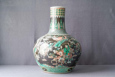 Un vase en porcelaine de Chine famille verte &agrave; fond noire, 19&egrave;me