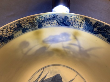 Een fijne Chinese blauw-witte kom met reigers bij een lotuspond, Fu merk, Kangxi