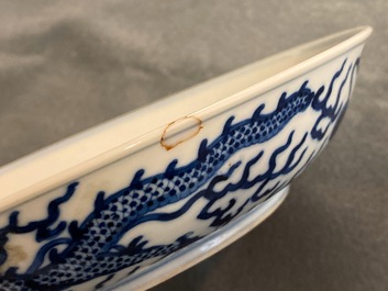 Une assiette en porcelaine de Chine en bleu et blanc &agrave; d&eacute;cor d'un dragon, marque et &eacute;poque de Guangxu