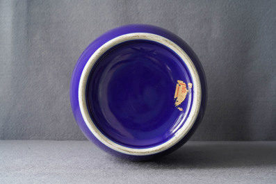 Een Chinese monochroom blauwe vaas, 19e eeuw
