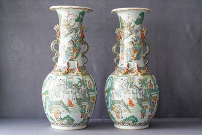 Une paire de vases en porcelaine de Chine famille verte de Canton, 19&egrave;me