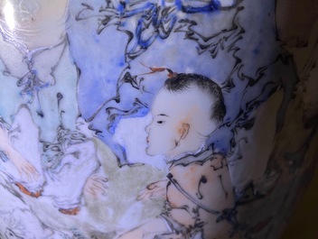 Een Chinese qianjiang cai vaas met figuren en ganzen, gesign. Ma Qing Yun, 19/20e eeuw