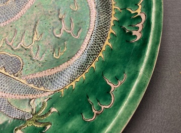 Een Chinese verte biscuit schotel met een draak, Kangxi merk, 19e eeuw