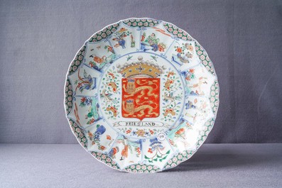 Un plat armori&eacute; 'Frislande' en porcelaine de Chine famille verte, Kangxi/Yongzheng