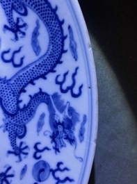 Une paire de plats en porcelaine de Chine en bleu et blanc &agrave; d&eacute;cor de dragons, marque de Kangxi, Guangxu