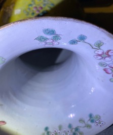 Une paire de vases en porcelaine de Chine famille rose &agrave; fond jaune, 19&egrave;me