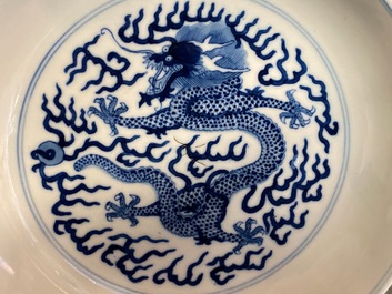 Une assiette en porcelaine de Chine en bleu et blanc &agrave; d&eacute;cor d'un dragon, marque et &eacute;poque de Guangxu