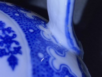 Een Chinese blauw-witte twee-orige kan met lotusslingers, Qianlong merk, 19/20e eeuw