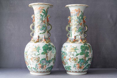 Une paire de vases en porcelaine de Chine famille verte de Canton, 19&egrave;me