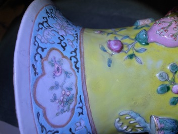 Une paire de vases en porcelaine de Chine famille rose &agrave; fond jaune, 19&egrave;me