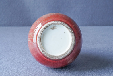 Un vase de forme bouteille en porcelaine de Chine rouge monochrome dans sa bo&icirc;te de pr&eacute;sentation, R&eacute;publique