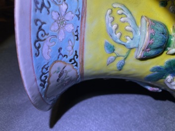 Une paire de vases en porcelaine de Chine famille rose &agrave; fond jaune, 19&egrave;me