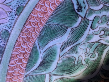 Un plat en porcelaine de Chine famille verte &agrave; d&eacute;cor d'un dragon, Kangxi