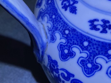 Een Chinese blauw-witte twee-orige kan met lotusslingers, Qianlong merk, 19/20e eeuw