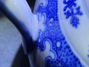 Een Chinese blauw-witte twee-orige kan met lotusslingers, Qianlong merk, 19/20e eeuw