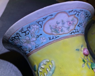 Une paire de vases en porcelaine de Chine famille rose &agrave; fond jaune, 19&egrave;me