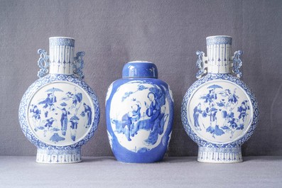 A pair of Chinese blue and white 'moonflask' vases and a covered jar, 19th C.