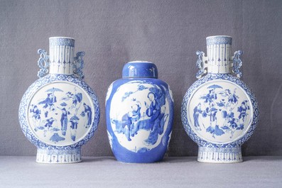 Une paire de vases de forme 'moonflask' et un pot couvert en porcelaine de Chine en bleu et blanc, 19&egrave;me