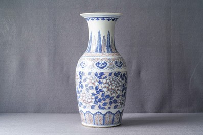 Un vase en porcelaine de Chine bleu, blanc et rouge, 19&egrave;me