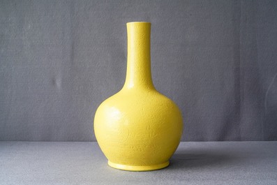 Een Chinese monochrome gele vaas met onderglazuur drakendecor, Zai Fu Tang Zhi merk, 19e eeuw