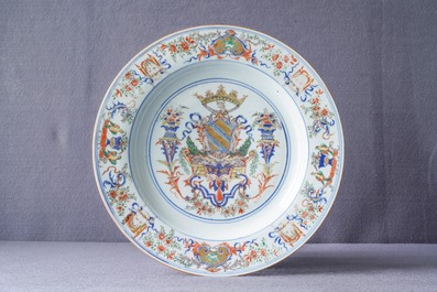 Un plat en porcelaine de Chine verte-Imari pour le march&eacute; portugais aux armes d'Ataide, vers 1720