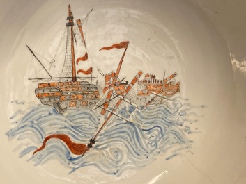 Een zeldzame Chinese verte-Imari kom met een scheepswrak, Qianlong