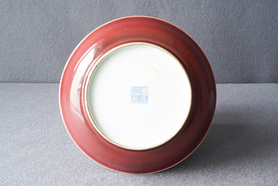 Een Chinees monochroom rood bord, Jiaqing merk en periode