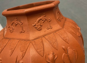 Une paire de vases de forme balustre en gr&egrave;s de Yixing &agrave; d&eacute;cor en relief, Chine, Kangxi