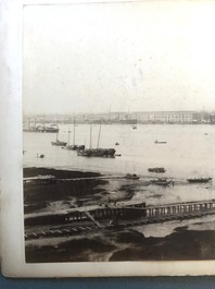 Un album de neuf photos argentiques dont une vue panoramique du Bund &agrave; Shanghai, Chine, dat&eacute; 1899