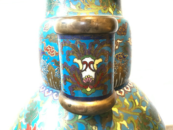 Een grote Chinese cloisonn&eacute; hu vaas met lotusslingers, gemerkt Qi Yu Bao Tung Chih Chen, 19e eeuw