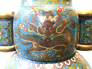 Een grote Chinese cloisonn&eacute; hu vaas met lotusslingers, gemerkt Qi Yu Bao Tung Chih Chen, 19e eeuw