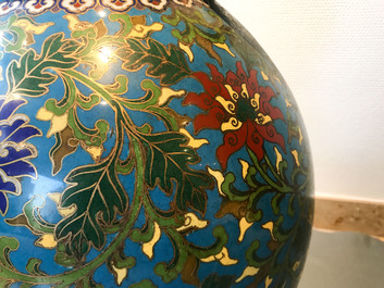 Een grote Chinese cloisonn&eacute; hu vaas met lotusslingers, gemerkt Qi Yu Bao Tung Chih Chen, 19e eeuw