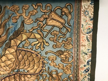 Un tapis mural en soie brod&eacute;e au fil d'or &agrave; d&eacute;cor d'un dragon, Chine, 19&egrave;me