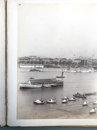 Un album de neuf photos argentiques dont une vue panoramique du Bund &agrave; Shanghai, Chine, dat&eacute; 1899