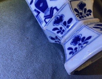 Trois vases en porcelaine de Chine en bleu et blanc, Kangxi