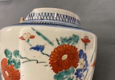 Een polychrome Japanse Kakiemon vaas met floraal decor, Edo, 17e eeuw