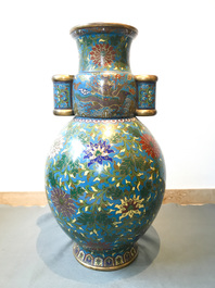 Een grote Chinese cloisonn&eacute; hu vaas met lotusslingers, gemerkt Qi Yu Bao Tung Chih Chen, 19e eeuw