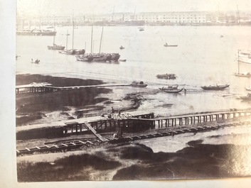 Un album de neuf photos argentiques dont une vue panoramique du Bund &agrave; Shanghai, Chine, dat&eacute; 1899