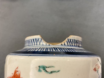 Een polychrome Japanse Kakiemon vaas met floraal decor, Edo, 17e eeuw