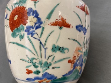 Een polychrome Japanse Kakiemon vaas met floraal decor, Edo, 17e eeuw