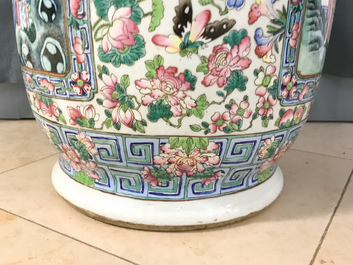 Een paar grote Chinese famille rose vazen met hofsc&egrave;nes, 19e eeuw